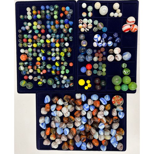 1424 - A quantity of approx. 200 marbles of different shapes and sizes together with approx. 100 various tu... 