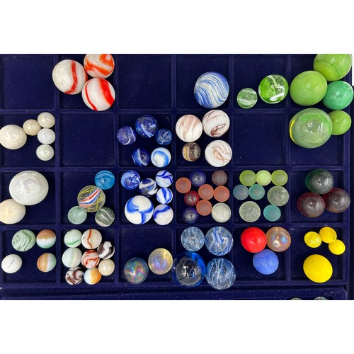 1424 - A quantity of approx. 200 marbles of different shapes and sizes together with approx. 100 various tu... 