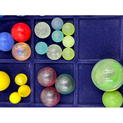 1424 - A quantity of approx. 200 marbles of different shapes and sizes together with approx. 100 various tu... 