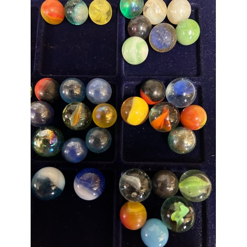 1424 - A quantity of approx. 200 marbles of different shapes and sizes together with approx. 100 various tu... 