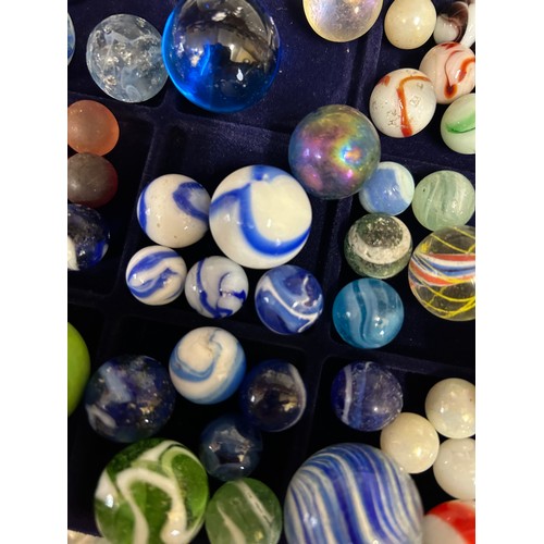 1424 - A quantity of approx. 200 marbles of different shapes and sizes together with approx. 100 various tu... 