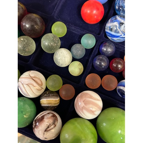 1424 - A quantity of approx. 200 marbles of different shapes and sizes together with approx. 100 various tu... 