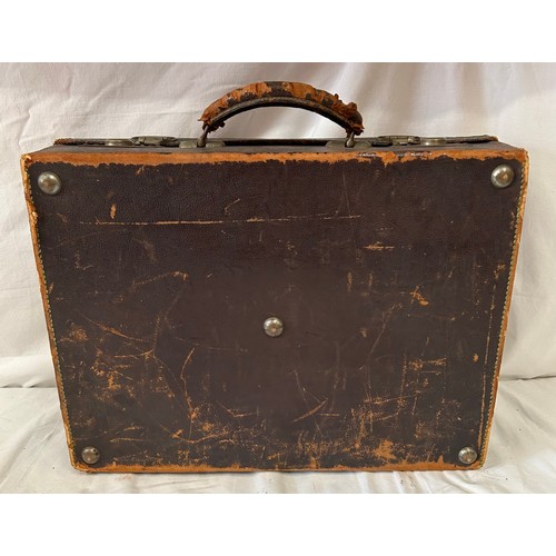 947 - An Edwardian leather Vanity Case comprising of ebony brushes, tweezers, comb, mirror, shoe horn, pow... 