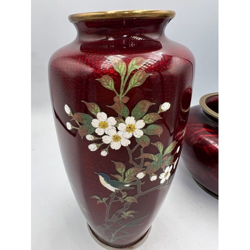 1022 - A 20thC Japanese cloisonné vase decorated in enamels with bird amongst blossom on red Ginbari foil g... 