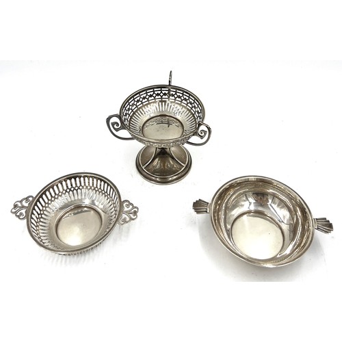 866 - Three hallmarked silver dishes. Various dates and makers. Fretted dish on stand 9cm h x 9cm d. Total... 