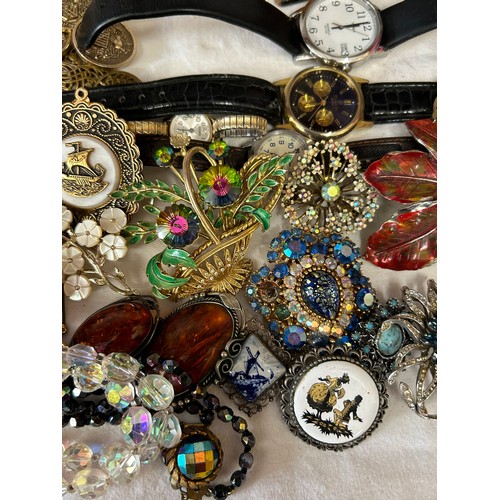 507 - A quantity of costume jewellery to include brooches, earrings, necklaces, rings, bracelets, cufflink... 