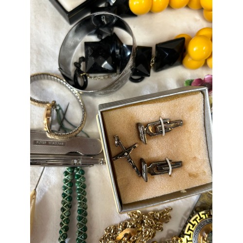 507 - A quantity of costume jewellery to include brooches, earrings, necklaces, rings, bracelets, cufflink... 