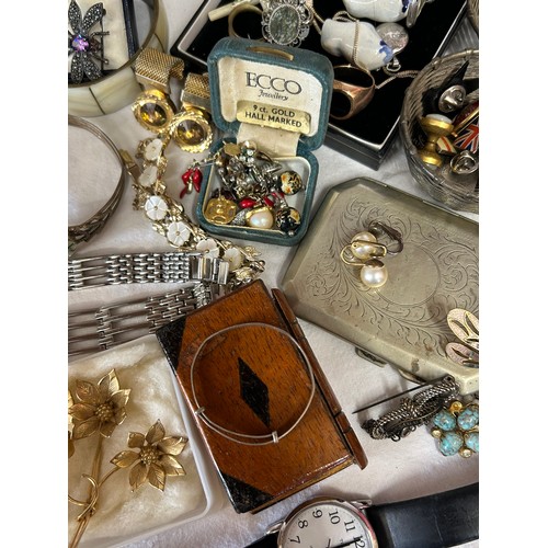 507 - A quantity of costume jewellery to include brooches, earrings, necklaces, rings, bracelets, cufflink... 