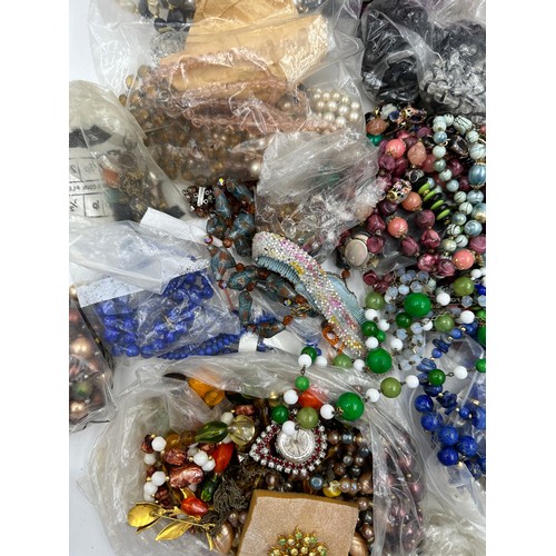 506 - A quantity of mainly loose beads to include Lapis Lazuli, seed pearl necklace etc.