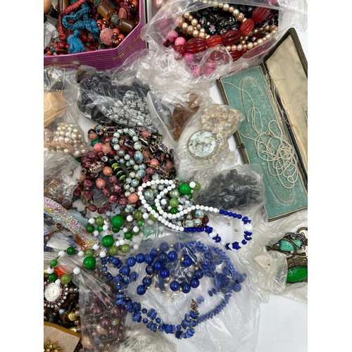 506 - A quantity of mainly loose beads to include Lapis Lazuli, seed pearl necklace etc.