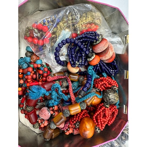 506 - A quantity of mainly loose beads to include Lapis Lazuli, seed pearl necklace etc.