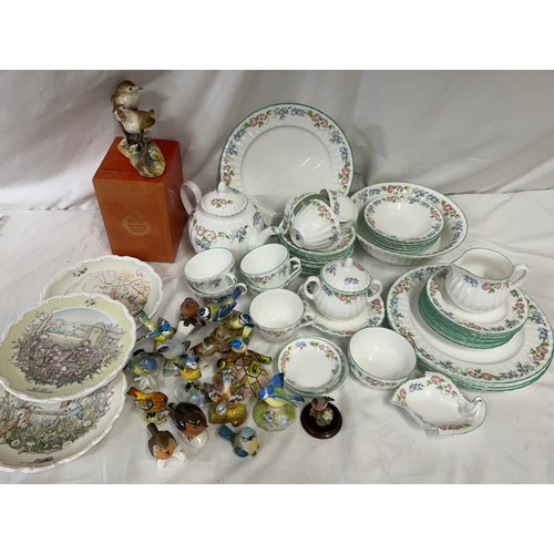 384 - A selection of ceramics to include Royal Worcester part dinner service comprising of 4 x dinner plat... 