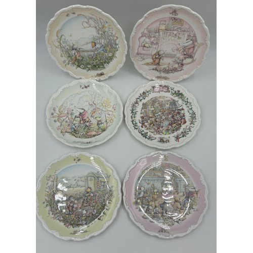 384 - A selection of ceramics to include Royal Worcester part dinner service comprising of 4 x dinner plat... 