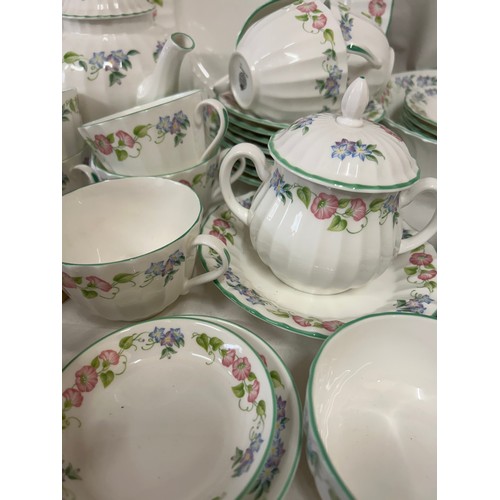 384 - A selection of ceramics to include Royal Worcester part dinner service comprising of 4 x dinner plat... 