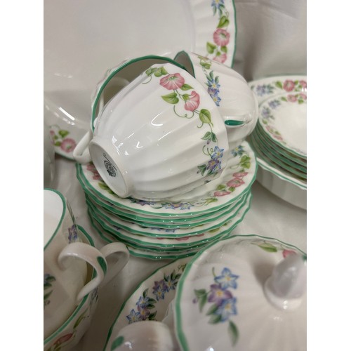 384 - A selection of ceramics to include Royal Worcester part dinner service comprising of 4 x dinner plat... 