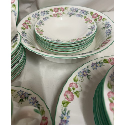 384 - A selection of ceramics to include Royal Worcester part dinner service comprising of 4 x dinner plat... 