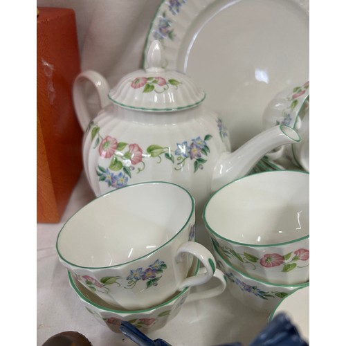 384 - A selection of ceramics to include Royal Worcester part dinner service comprising of 4 x dinner plat... 