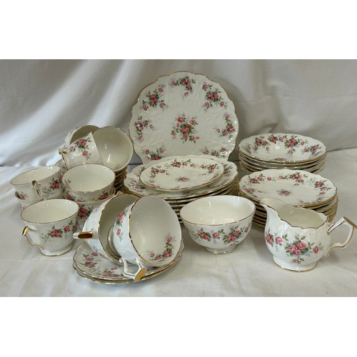 385 - An Aynsley Grotto Rose and Marine Rose part tea service to include 7 x sandwich plates measuring 21c... 