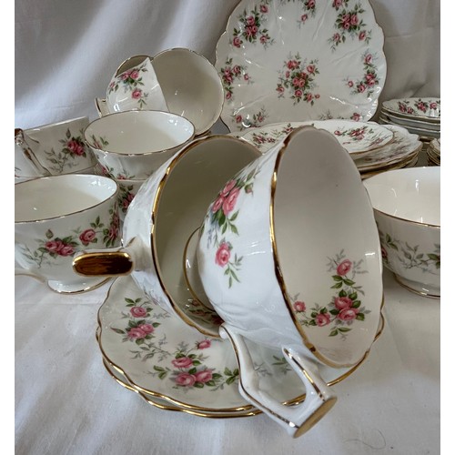 385 - An Aynsley Grotto Rose and Marine Rose part tea service to include 7 x sandwich plates measuring 21c... 