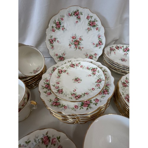 385 - An Aynsley Grotto Rose and Marine Rose part tea service to include 7 x sandwich plates measuring 21c... 