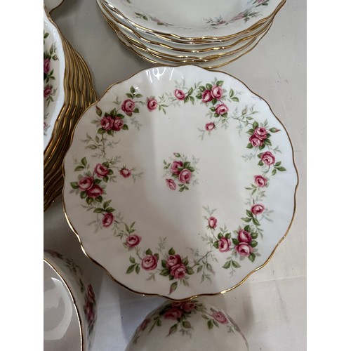 385 - An Aynsley Grotto Rose and Marine Rose part tea service to include 7 x sandwich plates measuring 21c... 