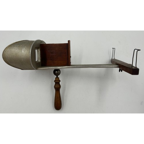 1364 - A stereoscope together with 40 cards of the Great War, Realistic Travels.