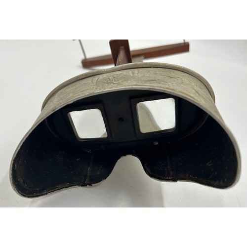 1364 - A stereoscope together with 40 cards of the Great War, Realistic Travels.