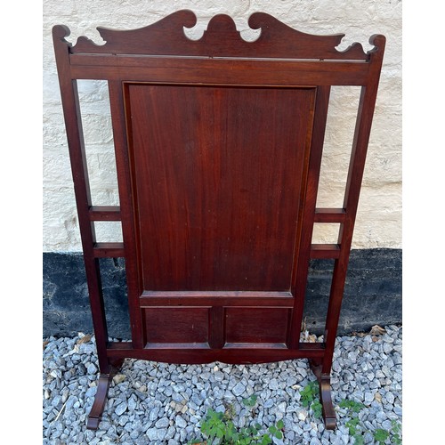 1366 - An Edwardian mahogany inlaid and painted fire screen. 81cm h x 51cm w.