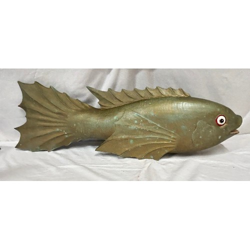 1371 - A large painted carved wooden fish 98cm long.

Please be aware the fish is heavy and will not qualif... 