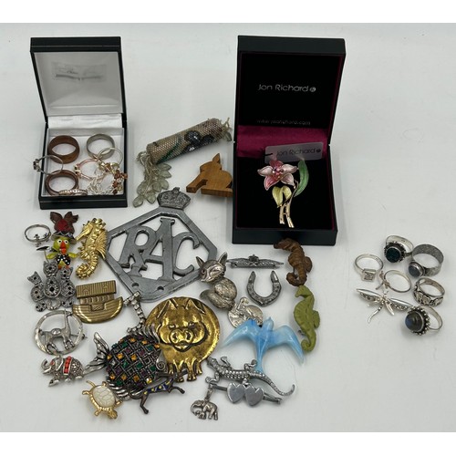 1374 - A quantity of costume jewellery to include silver rings, various brooches, a RAC car badge.