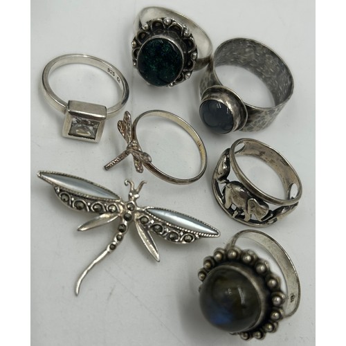 1374 - A quantity of costume jewellery to include silver rings, various brooches, a RAC car badge.