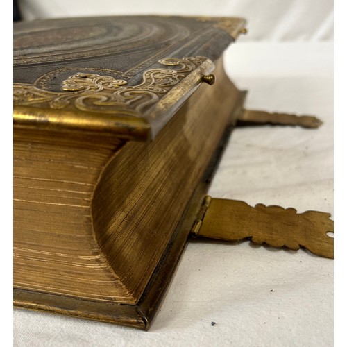 1237 - Brown’s Self-Interpreting Family Bible containing the Old and New Testaments. Newcastle upon
Tyne. J... 