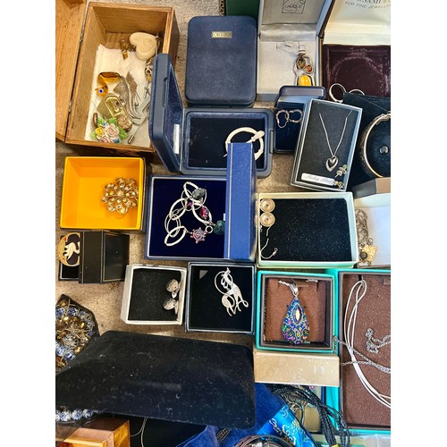 509 - A large quantity of vintage costume jewellery to include wristwatches, Stratton compact, brooches, n... 