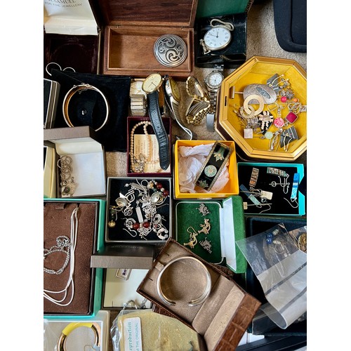 509 - A large quantity of vintage costume jewellery to include wristwatches, Stratton compact, brooches, n... 