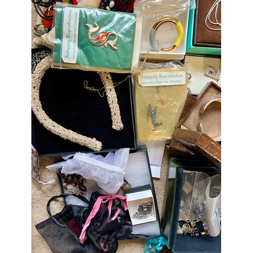 509 - A large quantity of vintage costume jewellery to include wristwatches, Stratton compact, brooches, n... 