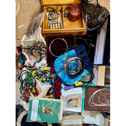 509 - A large quantity of vintage costume jewellery to include wristwatches, Stratton compact, brooches, n... 