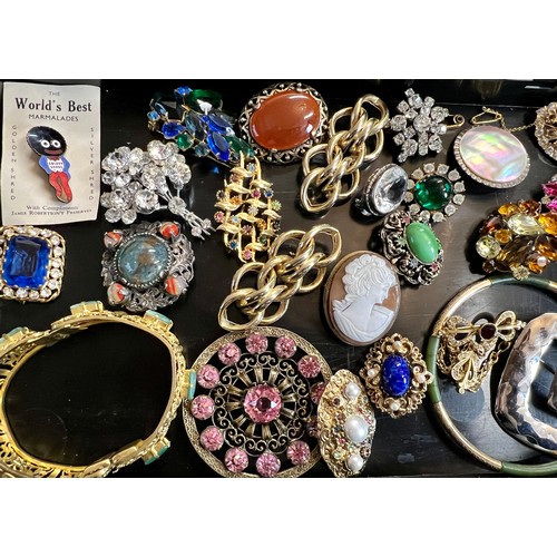 512 - A quantity of vintage jewellery to include brooches, bangle etc.