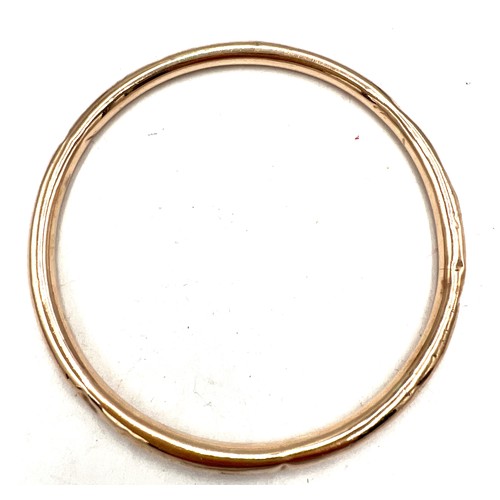 689 - A 9 carat gold bangle. Weight 7gm.