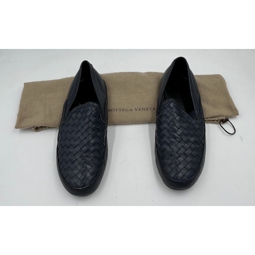 958 - A pair of Bottega Veneta navy loafers. Size EU 44, LD2118