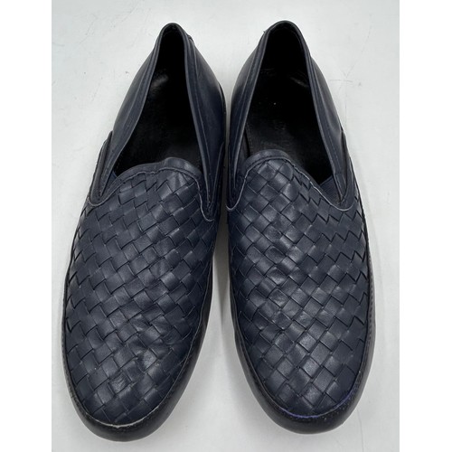 958 - A pair of Bottega Veneta navy loafers. Size EU 44, LD2118