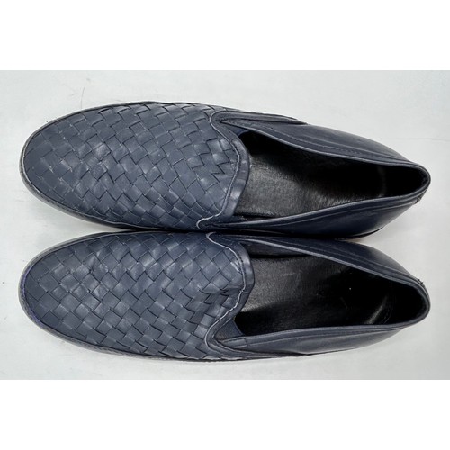 958 - A pair of Bottega Veneta navy loafers. Size EU 44, LD2118