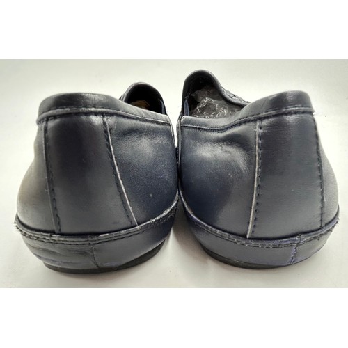 958 - A pair of Bottega Veneta navy loafers. Size EU 44, LD2118