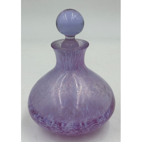 492 - A collection of glass to include : a contemporary vase by Blowzone 11cm h, signed and dated 2002 to ... 