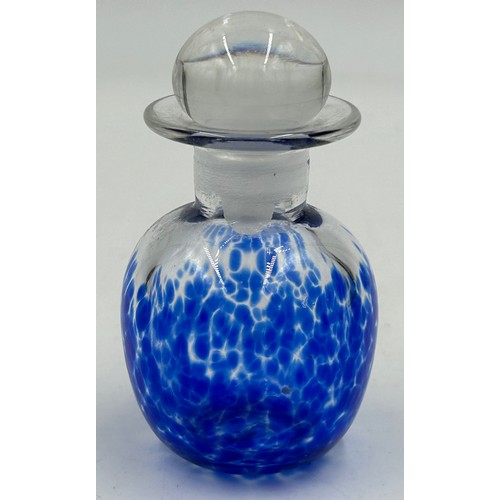 492 - A collection of glass to include : a contemporary vase by Blowzone 11cm h, signed and dated 2002 to ... 