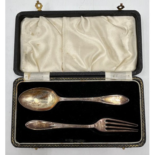 882 - A set of twelve Edwardian rat tailed silver teaspoons, lacking sugar tongs, in original box Sheffiel... 