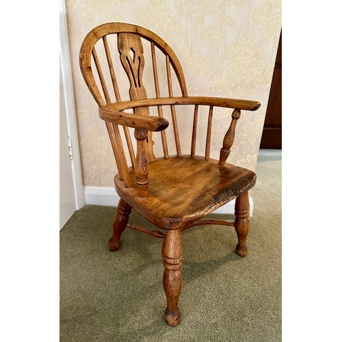 81 - A 19thC child’s windsor armchair with crinoline stretcher. Height to back 66cm, height to seat 26cm.... 