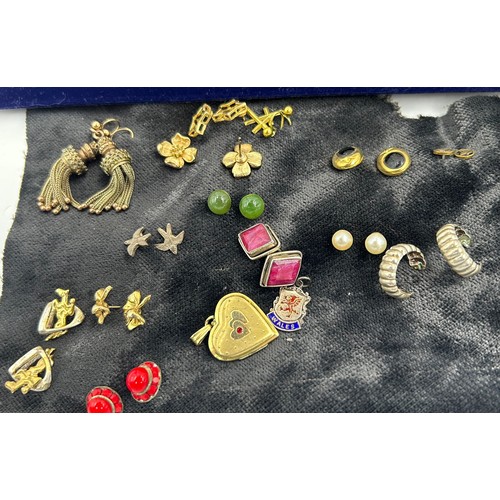 518 - A quantity of costume jewellery to include an Amerik K&L gilt pendant heart, Sigma faux pearl double... 