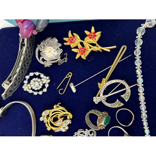 518 - A quantity of costume jewellery to include an Amerik K&L gilt pendant heart, Sigma faux pearl double... 