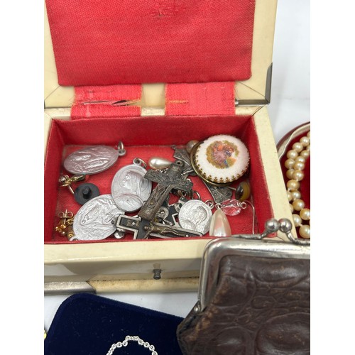 518 - A quantity of costume jewellery to include an Amerik K&L gilt pendant heart, Sigma faux pearl double... 