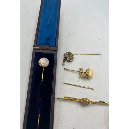 656 - Costume and gold jewellery to include 9 carat gold bar brooch with aquamarine and seed pearls, 9 car... 